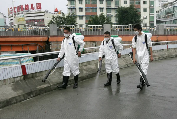 Trabajadores Médicos Chinos Desinfectan Una Calle Ciudad Mianyang Suroeste Provincia — Foto de Stock