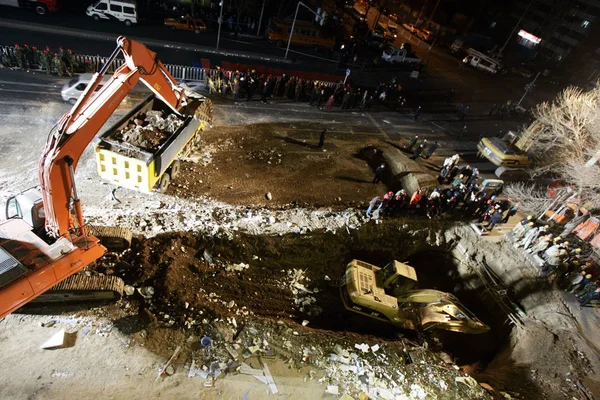 Chinesische Rettungskräfte Räumen Die Trümmer Auf Nach Arbeitern Suchen Die — Stockfoto