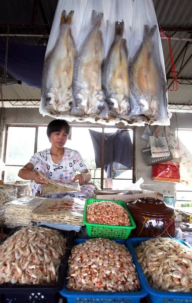 Местный Поставщик Продает Морепродукты Рынке Водных Продуктов Время Церемонии Китайского — стоковое фото