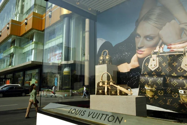 Eine Chinesin Geht Einer Louis Vuitton Boutique Einkaufszentrum Hangzhou Tower — Stockfoto