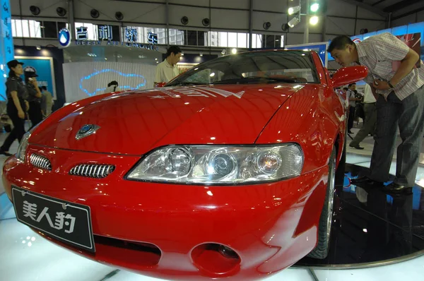 Chinese Visitors View Geely Mybo Car Show Beijing 2004 — Stock Photo, Image