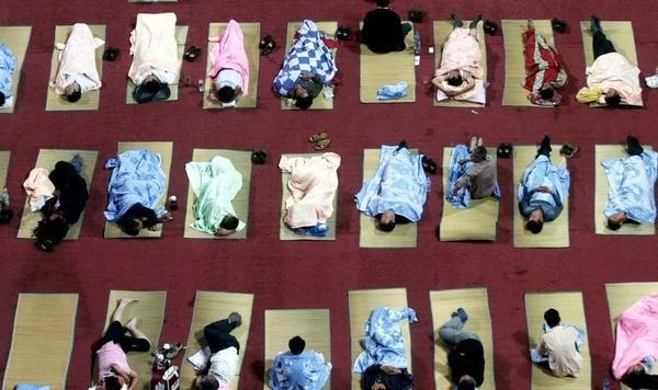 Szülők Szegény Diákok Láthatók Alszik Sorokban Földön Egy Tornaterem Huazhong — Stock Fotó