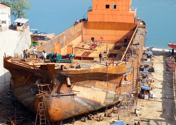 Lavoratori Cinesi Sono Visti Costruire Navi Cantiere Navale Sulla Riva — Foto Stock
