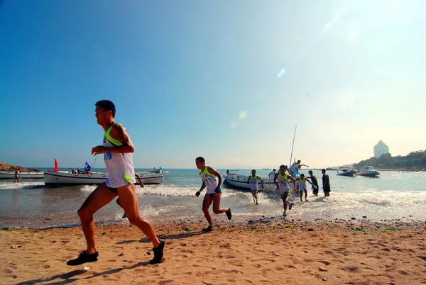 Participantes Chineses Competem Evento Corrida Primeiro Triatlo Militar Marinha China — Fotografia de Stock