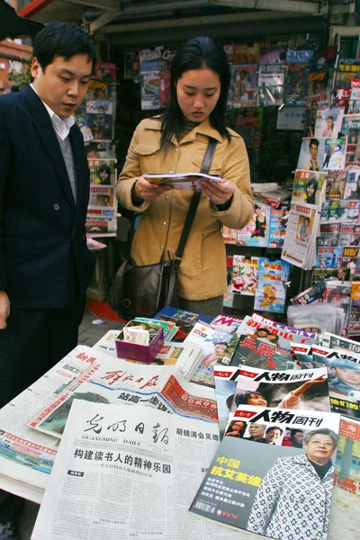 Chińskich Mieszkańców Kupić Gazety Czasopisma Kiosku Szanghaju Grudnia 2004 — Zdjęcie stockowe