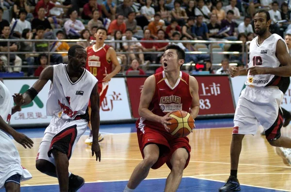 Chinas Liu Wei Centro Listo Para Disparar Durante Partido Baloncesto — Foto de Stock
