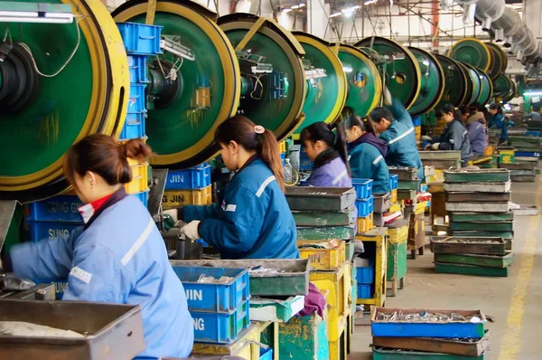 中国東部山東省青島の工場で働く中国人労働者 2009年11月8日 — ストック写真