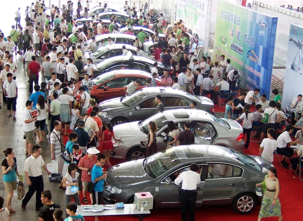 2009年7月18日 在中国江苏省南京市举行的车展上 成群结队的游客看着汽车 — 图库照片