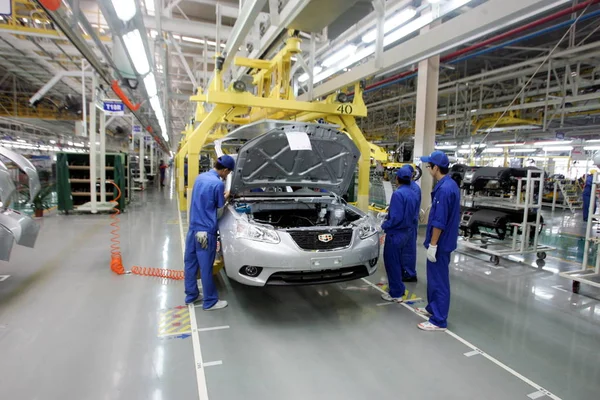Trabalhadores Fábrica Chineses Montam Carros Linha Produção Uma Fábrica Automóveis — Fotografia de Stock