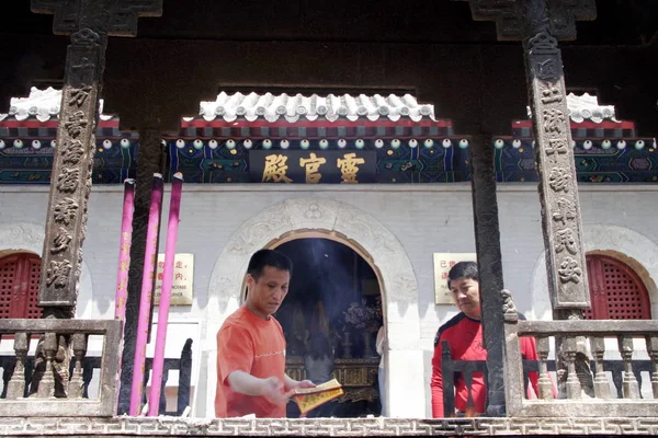 Visitantes Chinos Queman Dinero Fantasma Templo Baiyunguan Beijing China Mayo — Foto de Stock