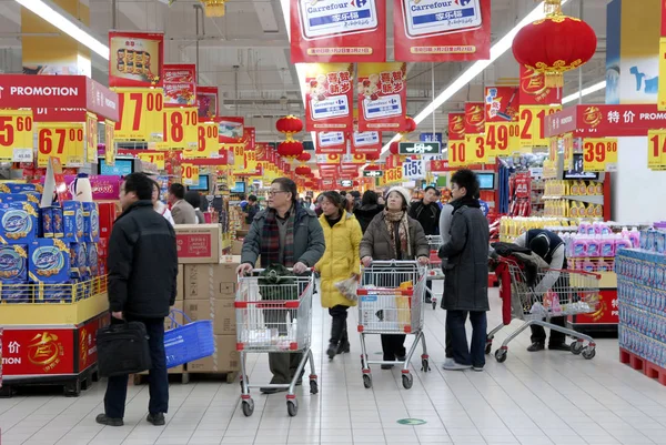 Utsikt Över Kinesiska Kunder Shopping Carrefour Stormarknad Peking Januari 2008 — Stockfoto