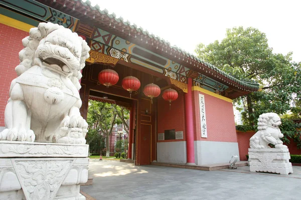 Vista Leones Piedra Una Entrada Del Campus Xujiahui Universidad Jiaotong — Foto de Stock