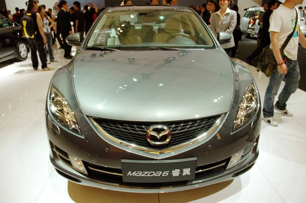 Відвідувачі Дивляться Mazda Дисплеї Шанхаї Міжнародна Виставка Автомобільної Промисловості Відомий — стокове фото