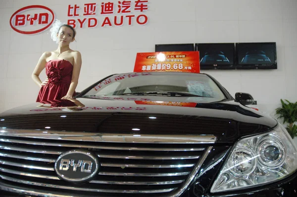 Modelo Posa Por Carro Byd Durante Uma Exposição Automóveis Fuzhou — Fotografia de Stock