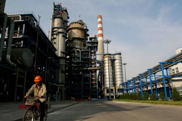 Chiński Pracownik Fabryki Jeździ Rowerem Rafinerii Ropy Naftowej Cnpc Lanzhou — Zdjęcie stockowe