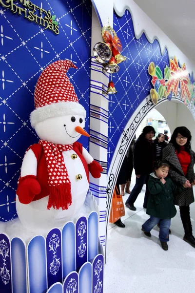 Κινέζοι Αγοραστές Περπατούν Μετά Από Ένα Μοντέλο Χιονάνθρωπος Ένα Εμπορικό — Φωτογραφία Αρχείου