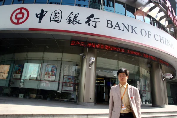 Hombre Chino Pasa Por Una Sucursal Del Banco China Boc — Foto de Stock
