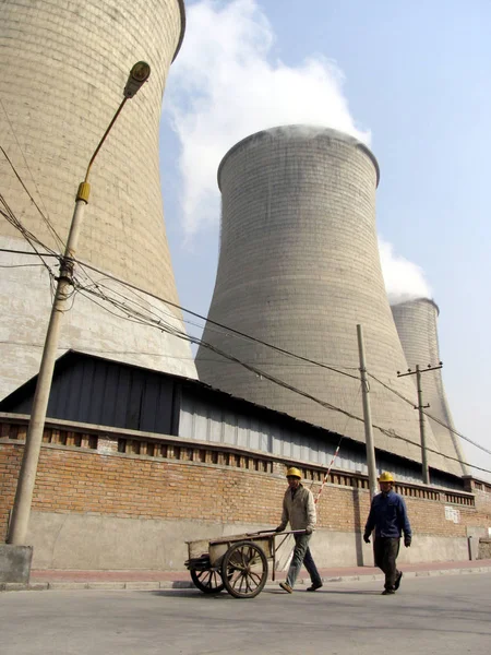 Muratori Cinesi Passano Davanti Una Centrale Termica Mentre Torri Raffreddamento — Foto Stock