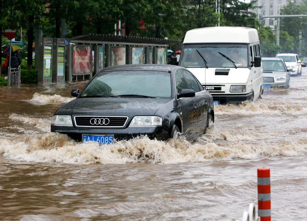 Autók Áthaladnak Egy Elárasztott Utcában Után Nagy Eső Kunming Város — Stock Fotó