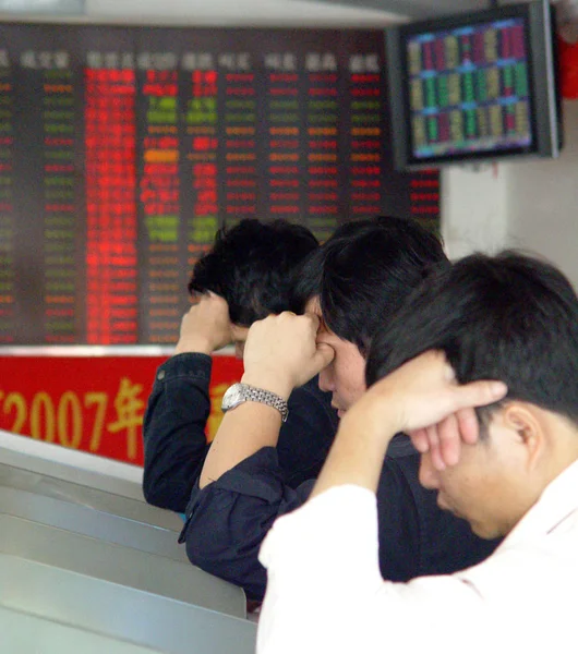 中国の投資家は海口市 南中国海南省 2008 日の株式証券会社株価 赤の価格上昇 と価格下落の緑を見ながらの反応します — ストック写真