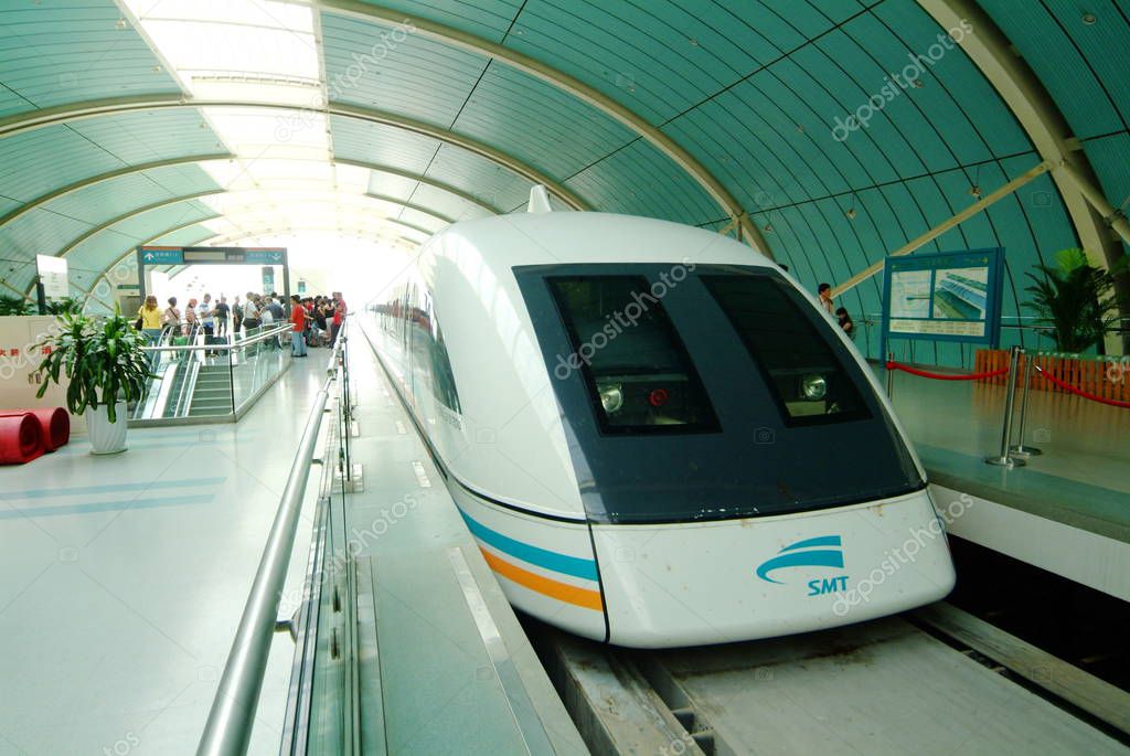 Un tren maglev (transrapid) en la estación terminal de Longyang en ...