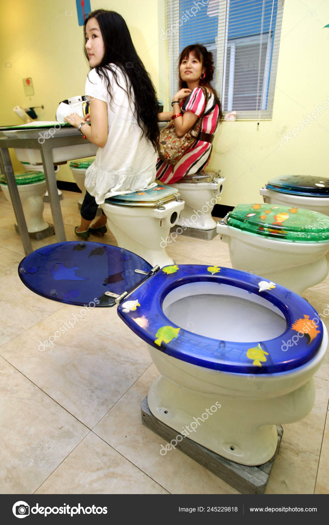 中国トイレ 中国の若い女性は 杭州市のT Sトイレのテーマレストランで食べ物を食べながら便座に座っています 東中国浙江省 2008年6月25日 —  ストック編集用写真©ChinaImages#245229818