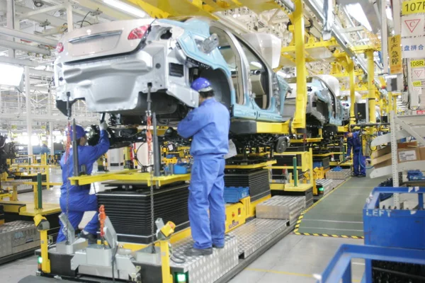 Trabajadores Fábricas Chinas Ensamblan Roewe 550S Línea Producción Planta Automotriz — Foto de Stock