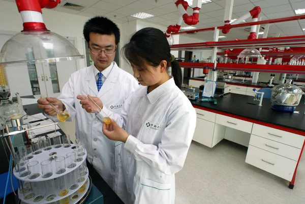 Investigadores Chinos Hacen Experimentos Laboratorio Tianjin Zhongxin Pharmaceuticals Group Ltd — Foto de Stock