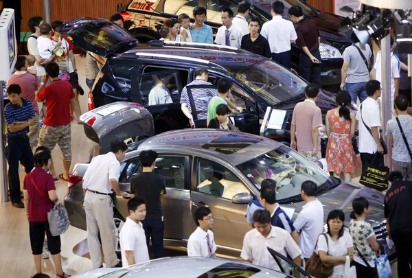 2009年9月12日 在中国广东省南部佛山市举行的车展上 游客们观看展出的汽车 — 图库照片