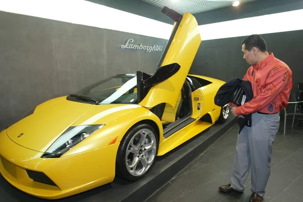 Homem Chinês Roadster Lamborghini Showroom Lamborghini Xangai Novembro 2005 — Fotografia de Stock