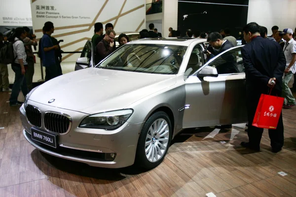 Bezoekers Kijken Naar Een Bmw 760Li Limousine Tentoongesteld 13E Shanghai — Stockfoto