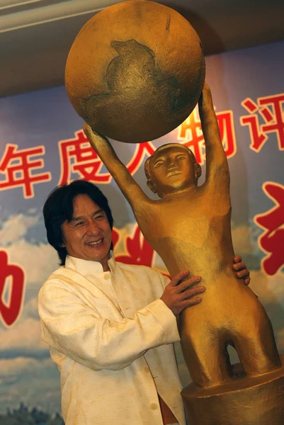 Hong Kong Aktör Jackie Chan Bir Heykel Ile Poz Veriyor — Stok fotoğraf