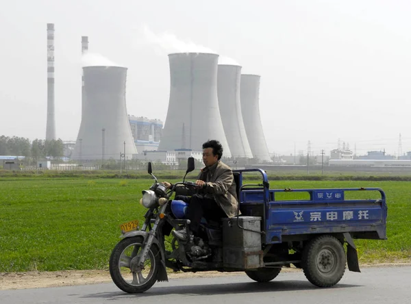 Contadino Cinese Guida Suo Triciclo Attraverso Una Centrale Elettrica Carbone — Foto Stock