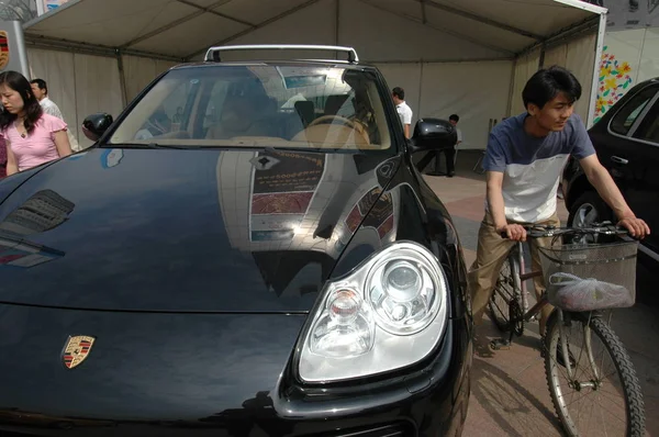 Chino Monta Bicicleta Más Allá Dos Porsche Cayenne Suv Calle — Foto de Stock