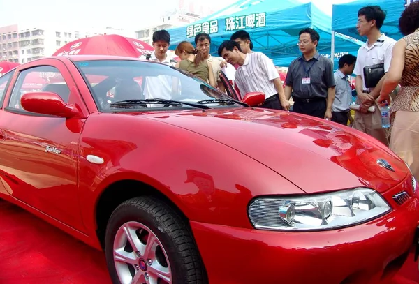 Visitantes Chineses Visualizam Geely Mybo Uma Exposição Carros Shaoyang Província — Fotografia de Stock