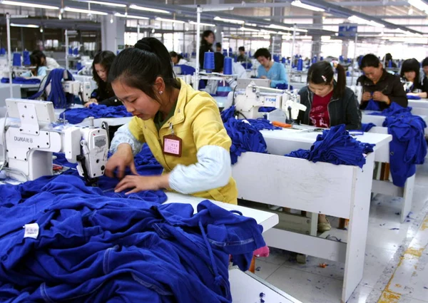 Trabajadores Fábricas Chinas Fabrican Ropa Para Exportar Una Fábrica Prendas — Foto de Stock