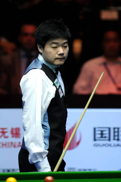 Chinas Ding Junhui Durante Partido Contra Englands Mark Selby Final — Foto de Stock