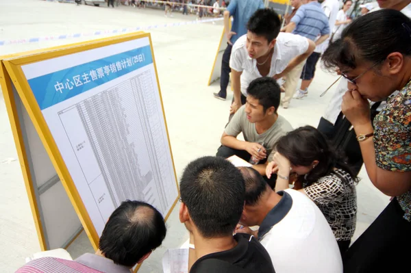 Κινέζοι Ψάχνουν Έναν Πίνακα Πωλήσεων Εισιτηρίων Ενώ Περιμένουν Στην Ουρά — Φωτογραφία Αρχείου