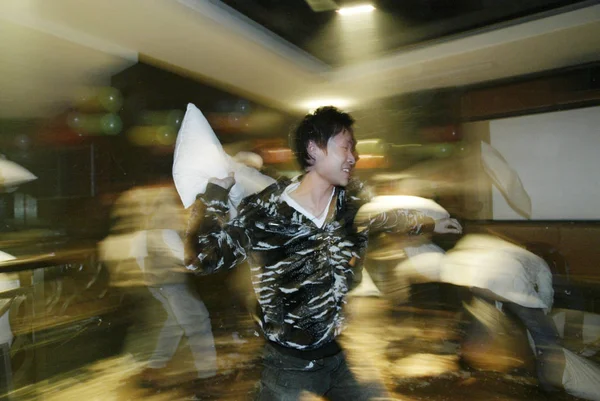 Jovens Chineses Participam Uma Luta Travesseiros Bar Guangzhou Capital Sul — Fotografia de Stock