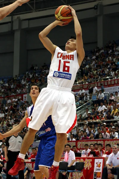 Chinas Chen Jianghua Salta Para Disparar Contra Selección Nacional Baloncesto — Foto de Stock