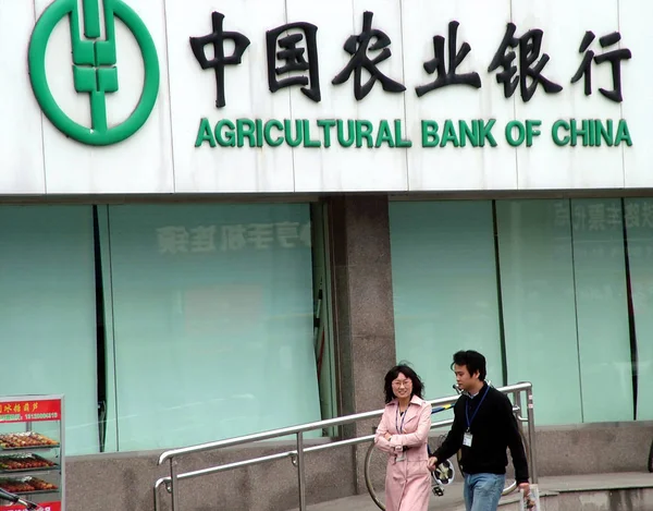 Lokala Kinesiska Invånare Promenad Gren Agricultural Bank China Abc Shanghai — Stockfoto