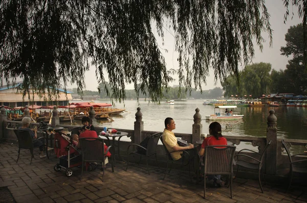 Bezoekers Rust Door Houhai Lake Beijing Juli 2008 — Stockfoto