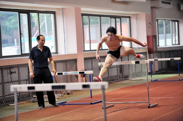 File Der Chinesische Hürdenläufer Liu Xiang Beim Training Während Ihm — Stockfoto