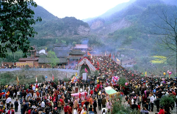 Desítky Tisíc Místních Obyvatel Davu Oslavu Chunshe Den Starý Most — Stock fotografie