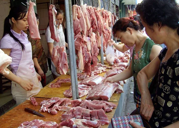 Местные Жители Покупают Свинину Продовольственном Рынке Ичане Центральная Часть Провинции — стоковое фото