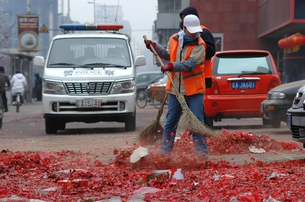 Китайські Санітарно Санітарних Працівників Підмітати Феєрверк Сміття Очищення Вулиці Шеньян — стокове фото