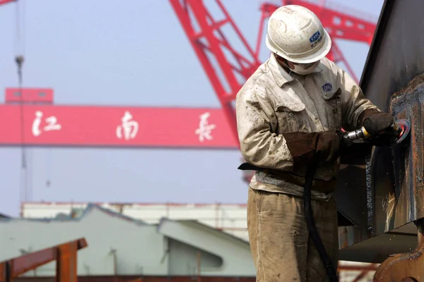 Ein Chinesischer Fabrikarbeiter Poliert Ein Bau Befindliches Schiff Auf Einer — Stockfoto