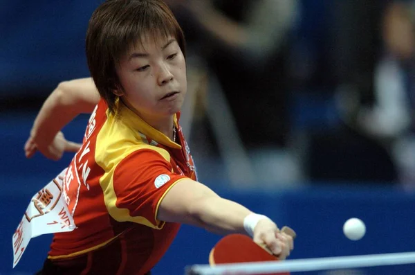 中国張グルジャ広州 南中国広東省 2008 日に世界卓球選手権の間にスウェーデン Pettersson マリンに対してボールを返します 中国女子チーム敗北スウェーデン — ストック写真