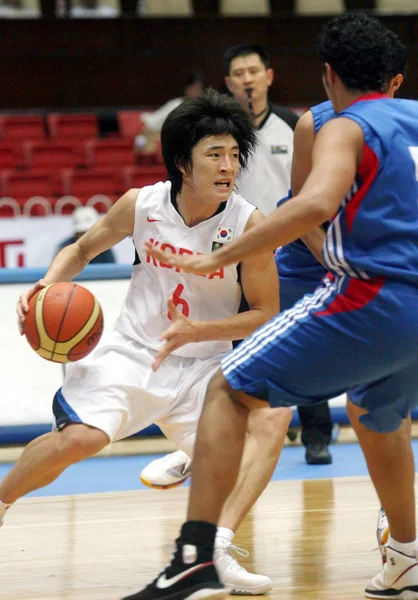 Kang Byung Hyun Coréia Sul Esquerda Tenta Quebrar Jogadores Kuwait — Fotografia de Stock