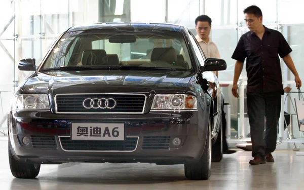 Kinesisk Bilköpare Visa Audi Faw Volkswagen Återförsäljare Butik Nanjing East — Stockfoto